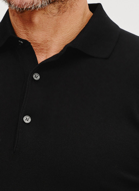 Juodos spalvos polo megztinis