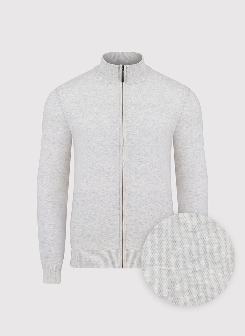 Šviesiai pilkas sagstomas megztinis su kišenėmis