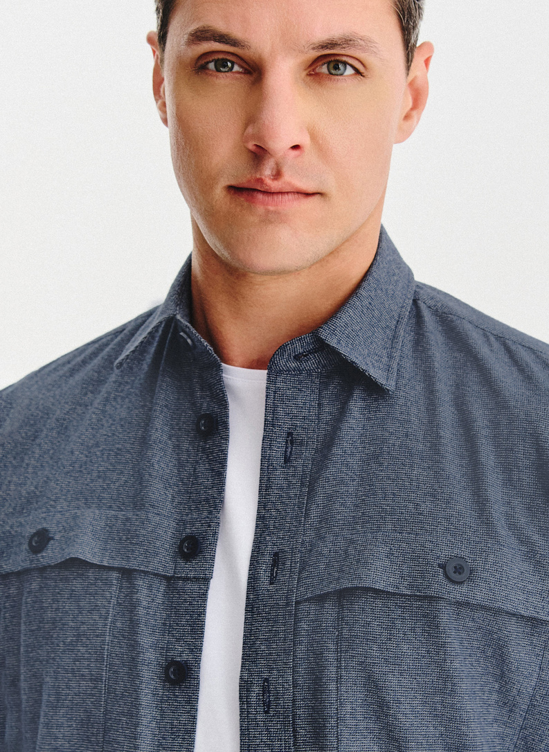 Tamsiai mėlyni viršutiniai marškiniai