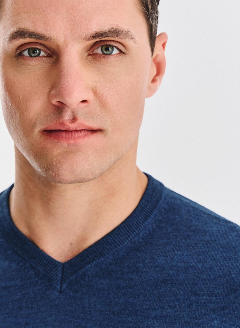 Tamsiai mėlynos spalvos vilnonis megztinis