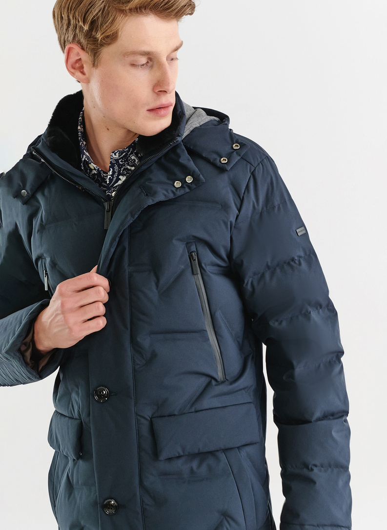 Tamsiai mėlyna dygsniuota striukė su gobtuvu