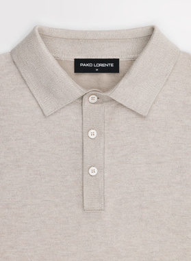 Smėlinės spalvos polo megztinis