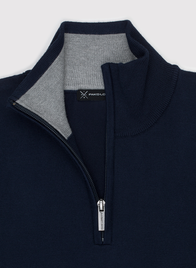 Tamsiai mėlynas megztinis su užtrauktuku sagstoma aukšta stačia apykakle