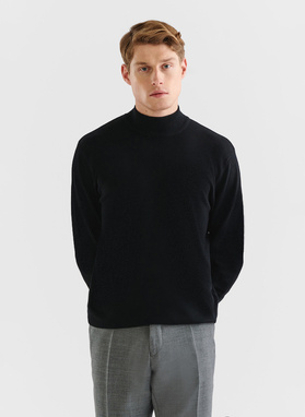 Juodas vyriškas pusgolfis be raštų