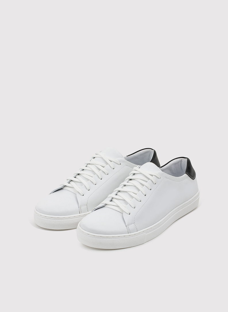 Balti vyriški odiniai sportbačiai su juodu įsiuvu