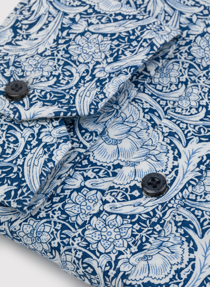 Marškiniai gėlių raštu tamsiai mėlyname fone