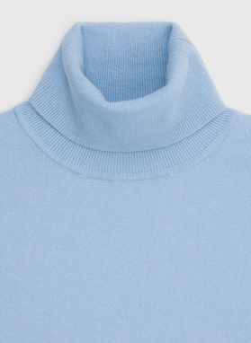 Šviesiai mėlynas vyriškas golfas be raštų