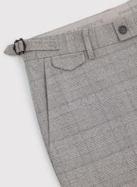 Pilkas languotas vyriškas kostiumas