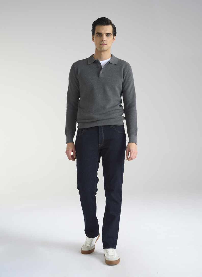 Pilkas vyriškas megztinis su apykakle