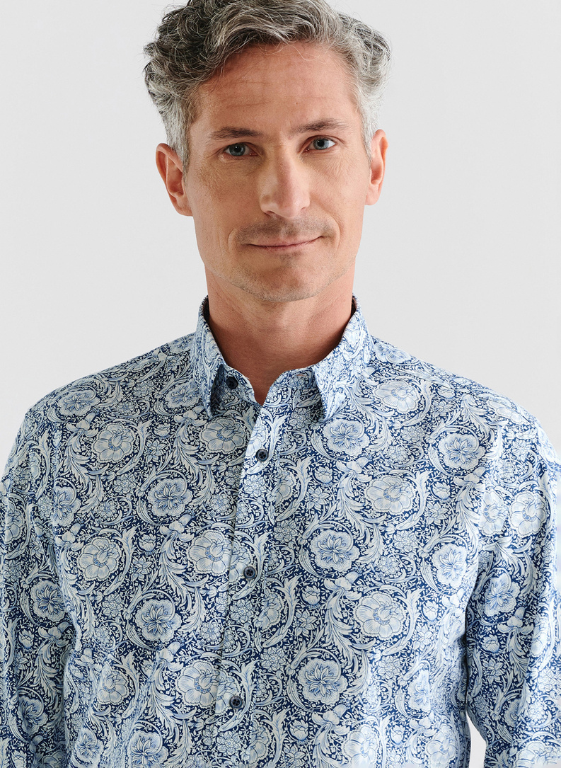 Marškiniai gėlių raštu tamsiai mėlyname fone