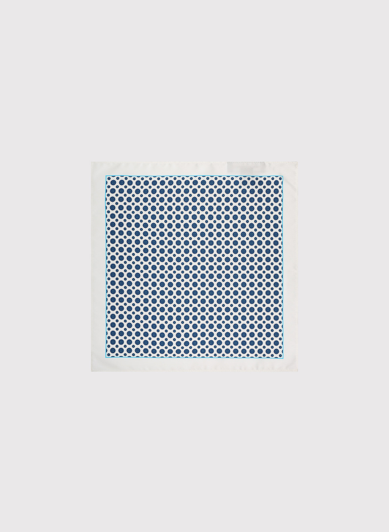 Balta kišeninė nosinaitė mikroraštu