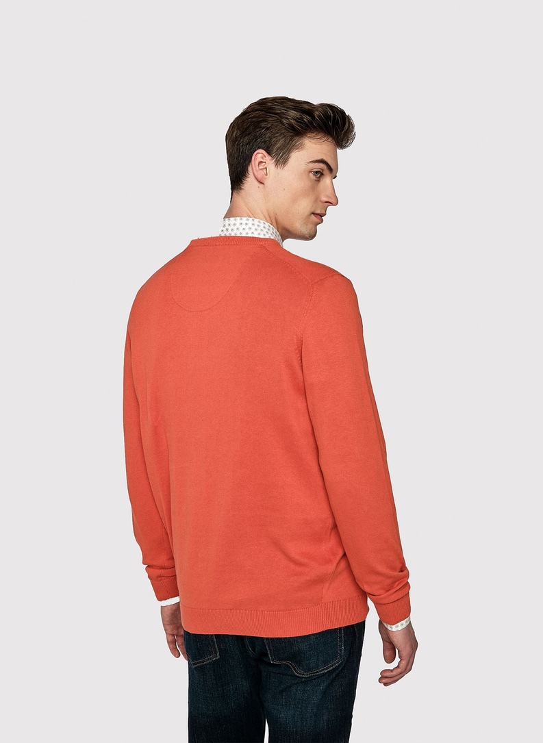 Oranžinės spalvos vyriškas megztinis V iškirpte