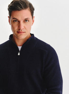 Tamsiai mėlynas megztinis su prasegama stačia apykakle