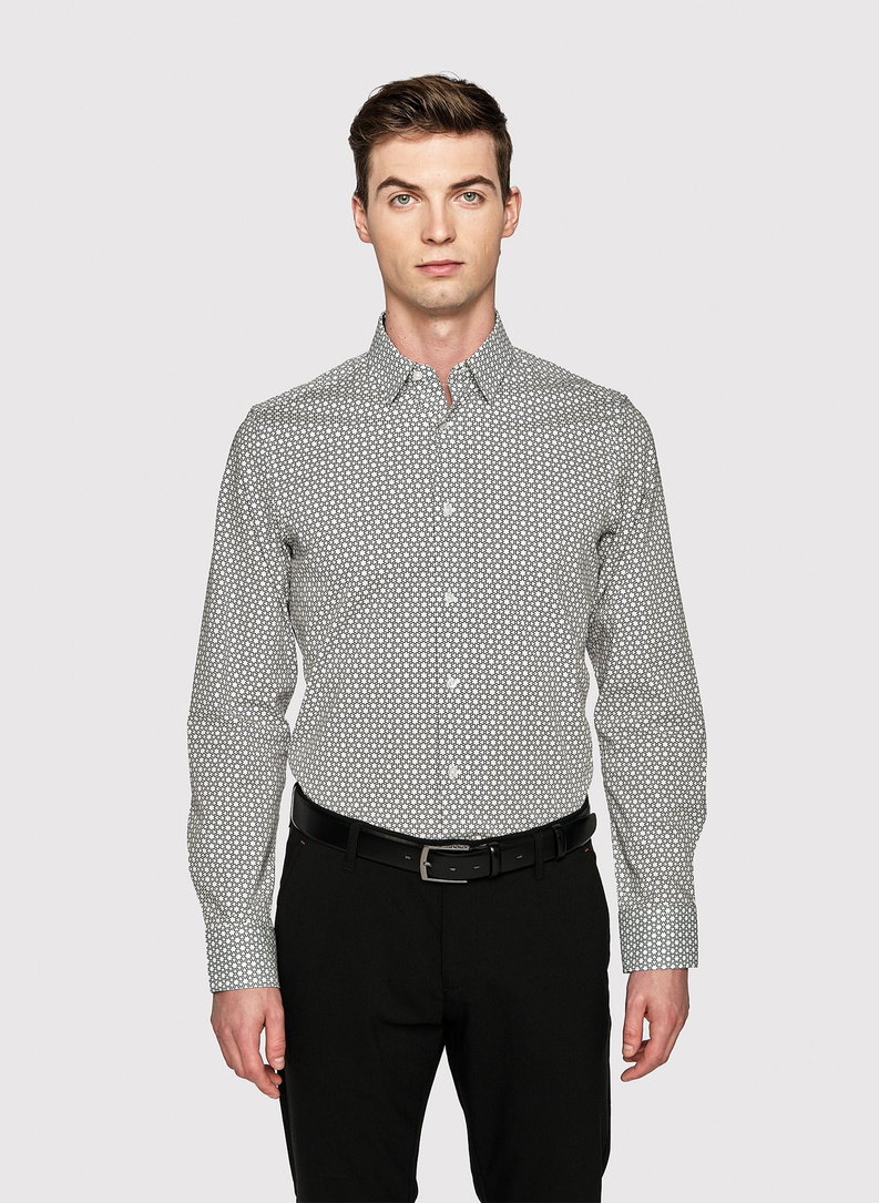 Balti vyriški marškiniai tamsiai mėlynu raštu