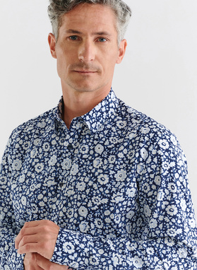 Tamsiai mėlyni marškiniai baltomis gėlėmis