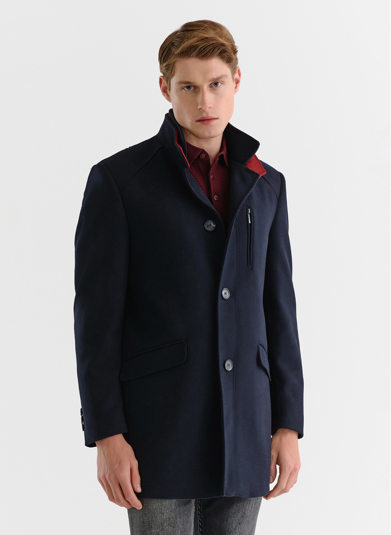 Tamsiai mėlynas vyriškas lietpaltis dviguba apykakle