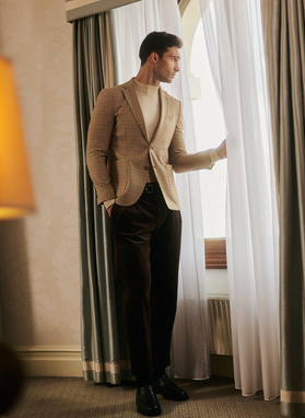 Smėlinis švarkas skalikų dantų raštu