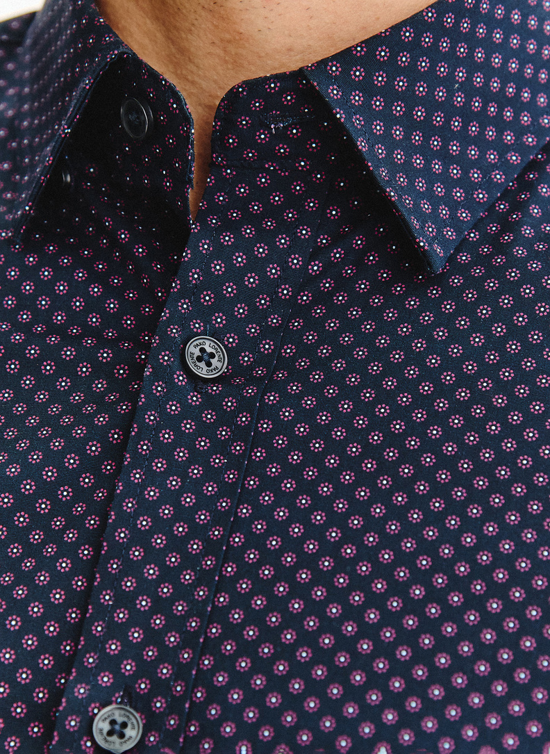 Tamsiai mėlyni gėlėti marškiniai