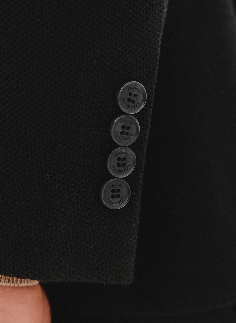 Juodas trikotažinis švarkas