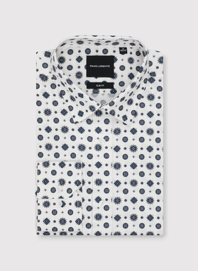 Balti marškiniai mėlynu geometriniu raštu