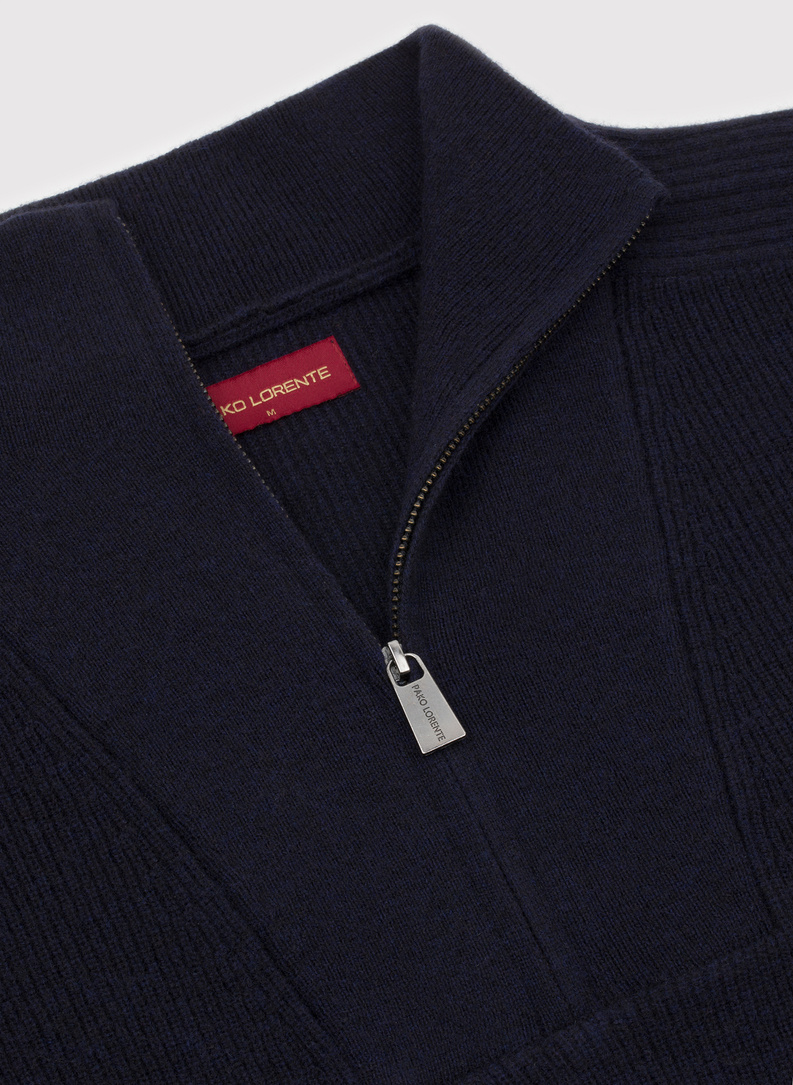 Tamsiai mėlynas megztinis su prasegama stačia apykakle