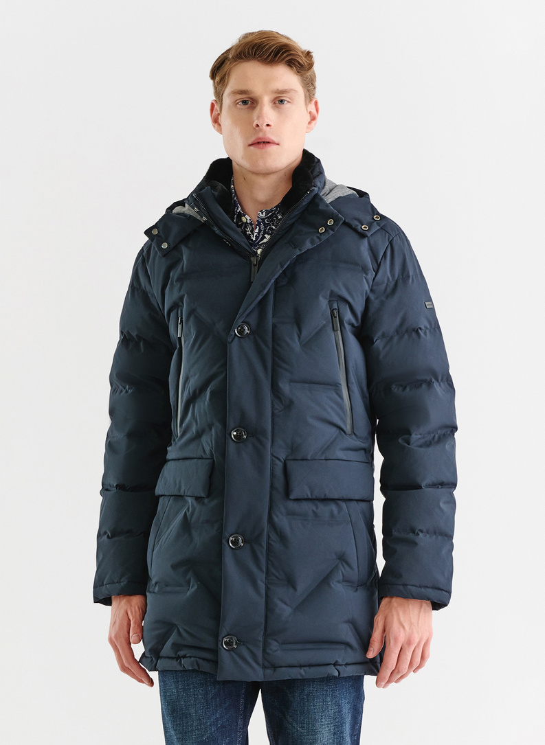 Tamsiai mėlyna dygsniuota striukė su gobtuvu