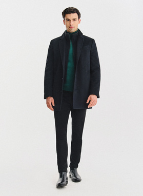 Juodas vyriškas lietpaltis su nusegama stačia apykakle