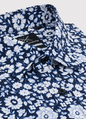 Tamsiai mėlyni marškiniai baltomis gėlėmis