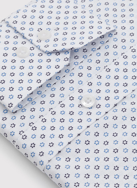 Balti marškiniai mėlynais trikampiais