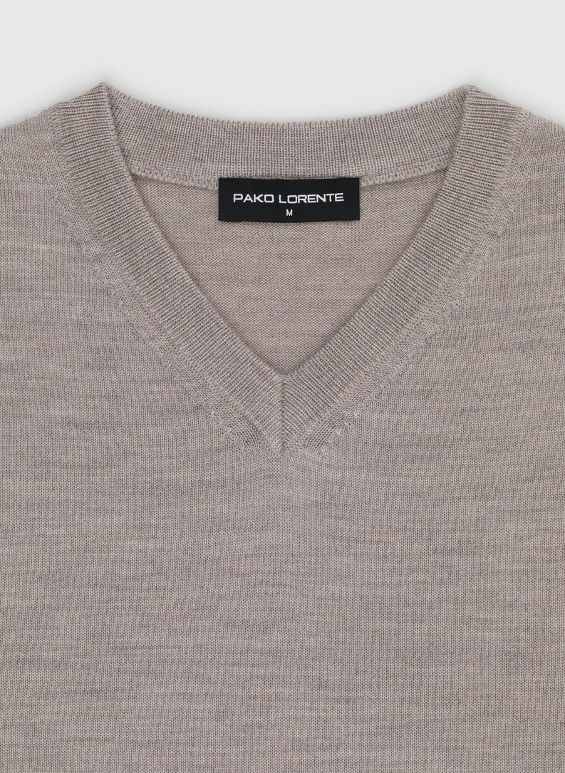 Smėlinės spalvos vilnonis megztinis