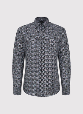 Juodi marškiniai smulkiu raštu