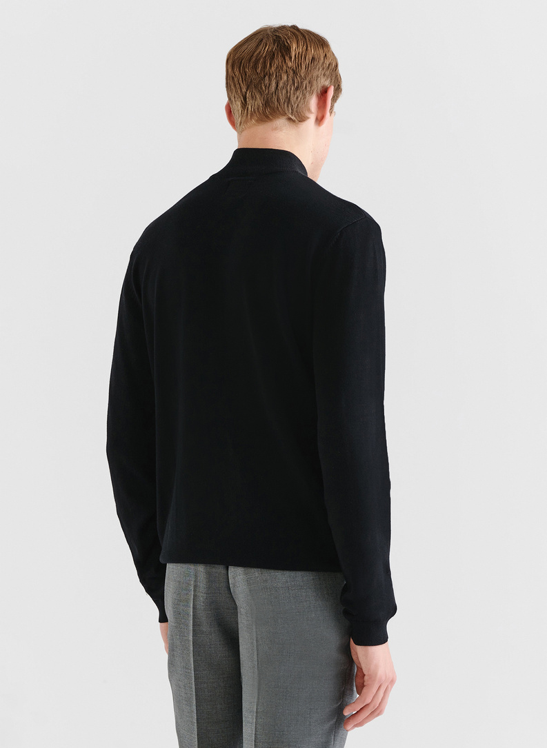 Juodas vyriškas pusgolfis be raštų