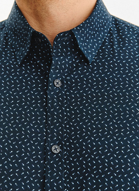 Tamsiai mėlyni marškiniai geometriniu raštu