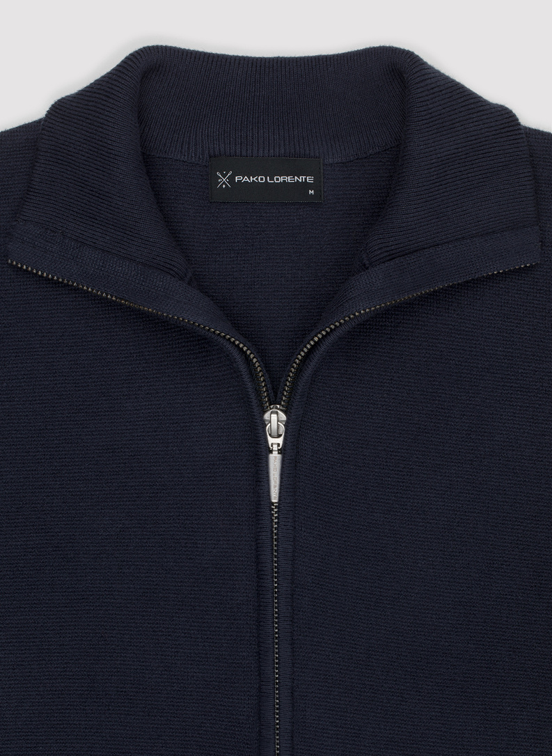 Tamsiai mėlynos spalvos sagstomas vyriškas megztinis