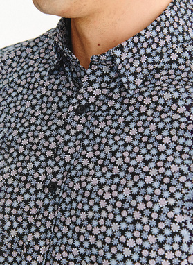 Juodi marškiniai smulkiu raštu