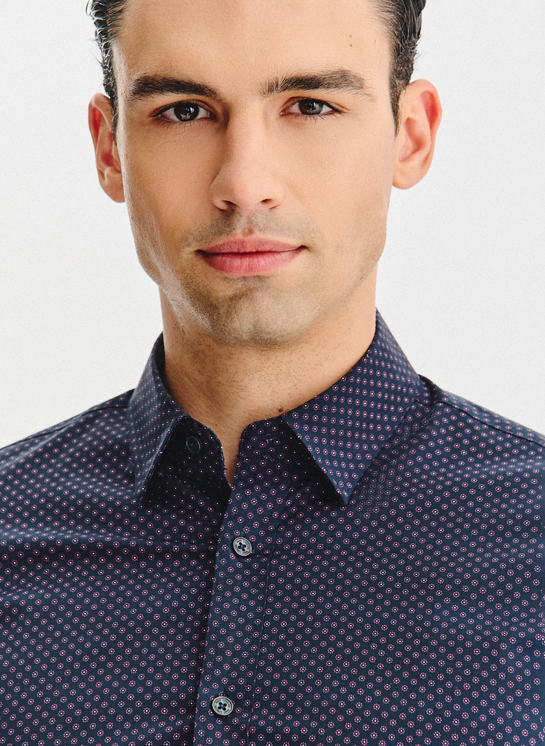 Tamsiai mėlyni gėlėti marškiniai