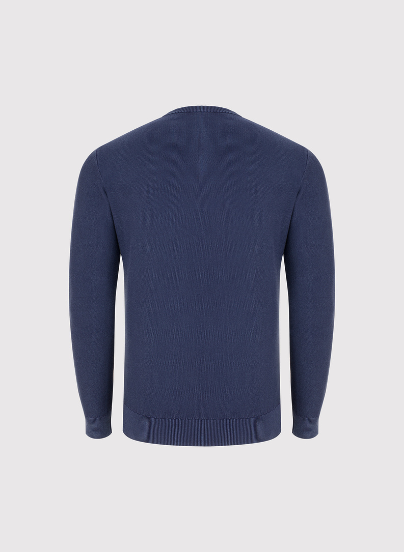 Vyriškas megztinis su O formos iškirpte