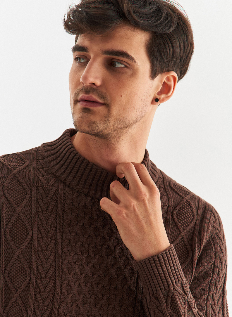 Bronzos spalvos pusgolfis pynutės raštu