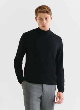 Juodas vyriškas pusgolfis be raštų