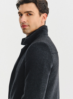 Tamsiai pilkas lietpaltis skalikų dantų raštu