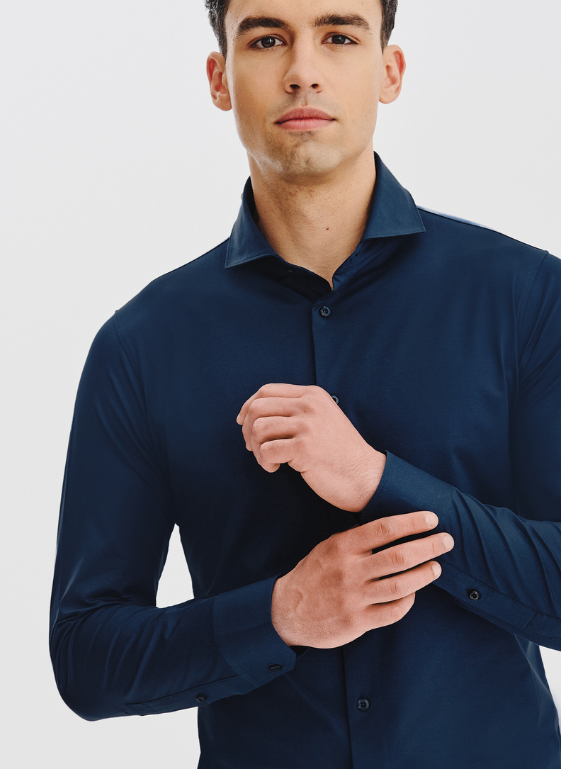 Tamsiai mėlyni trikotažiniai marškiniai