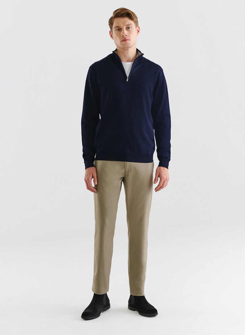 Tamsiai mėlynas megztinis su užtrauktuku sagstoma aukšta stačia apykakle