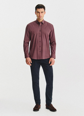 Tamsiai raudoni marškiniai geometriniu raštu