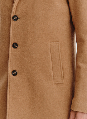 Smėlinis vyriškas lietpaltis su nusegama apykakle