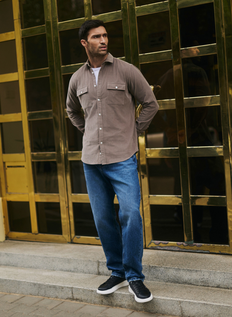 Rudi kordinio velveto marškiniai su kišenėmis ant krūtinės