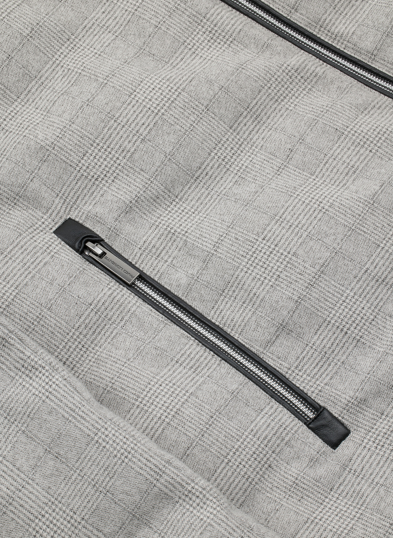 Pilka languota striukė su nusegamu gobtuvu