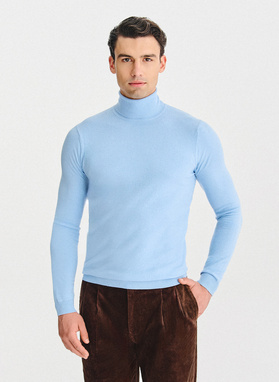 Šviesiai mėlynas vyriškas golfas be raštų