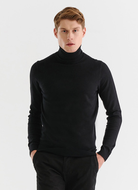 Juodos spalvos vyriškas „basic“ golfas be raštų