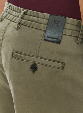 Žali vyriški šortai be raštų