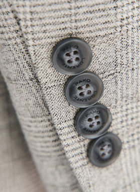 Pilkas languotas vyriškas kostiumas